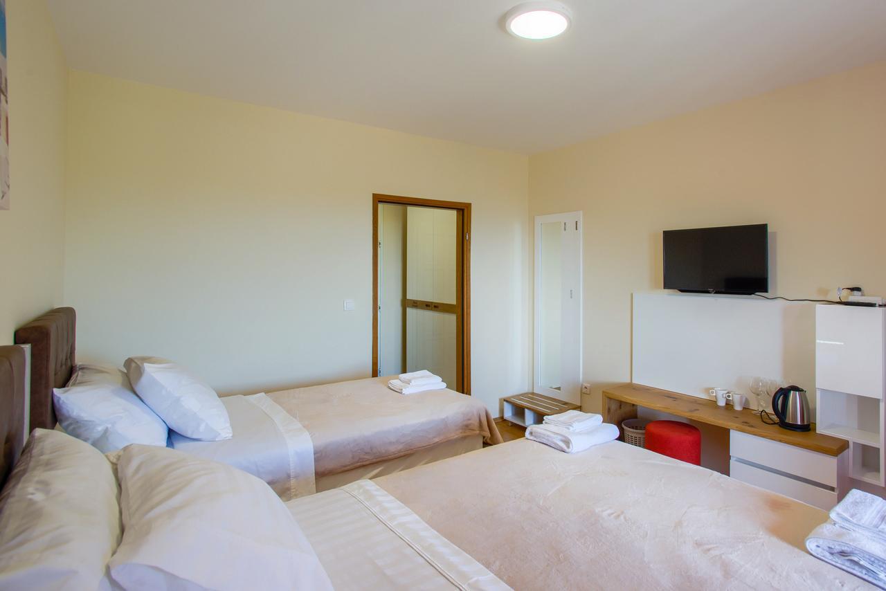 Hotel Livadic & Restaurant Liznjan Bagian luar foto