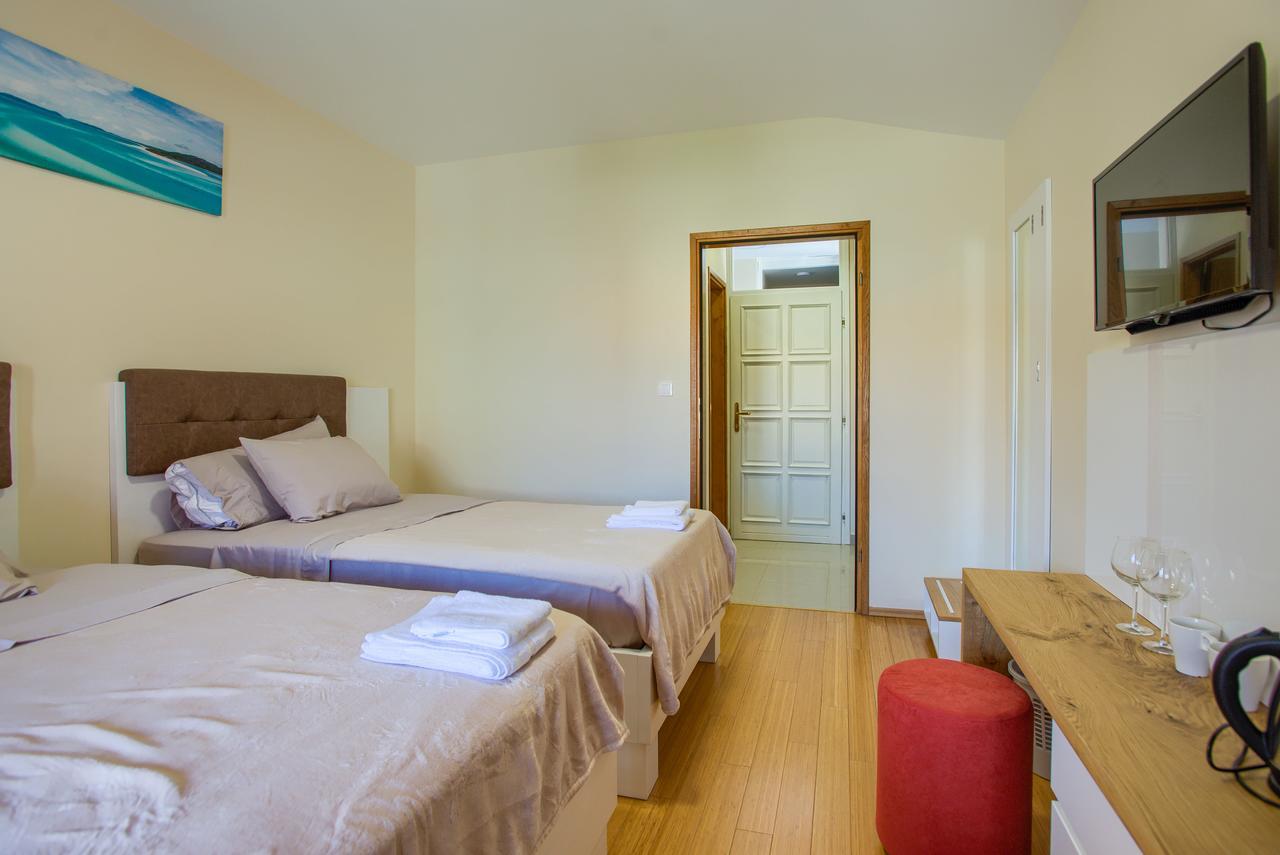 Hotel Livadic & Restaurant Liznjan Bagian luar foto